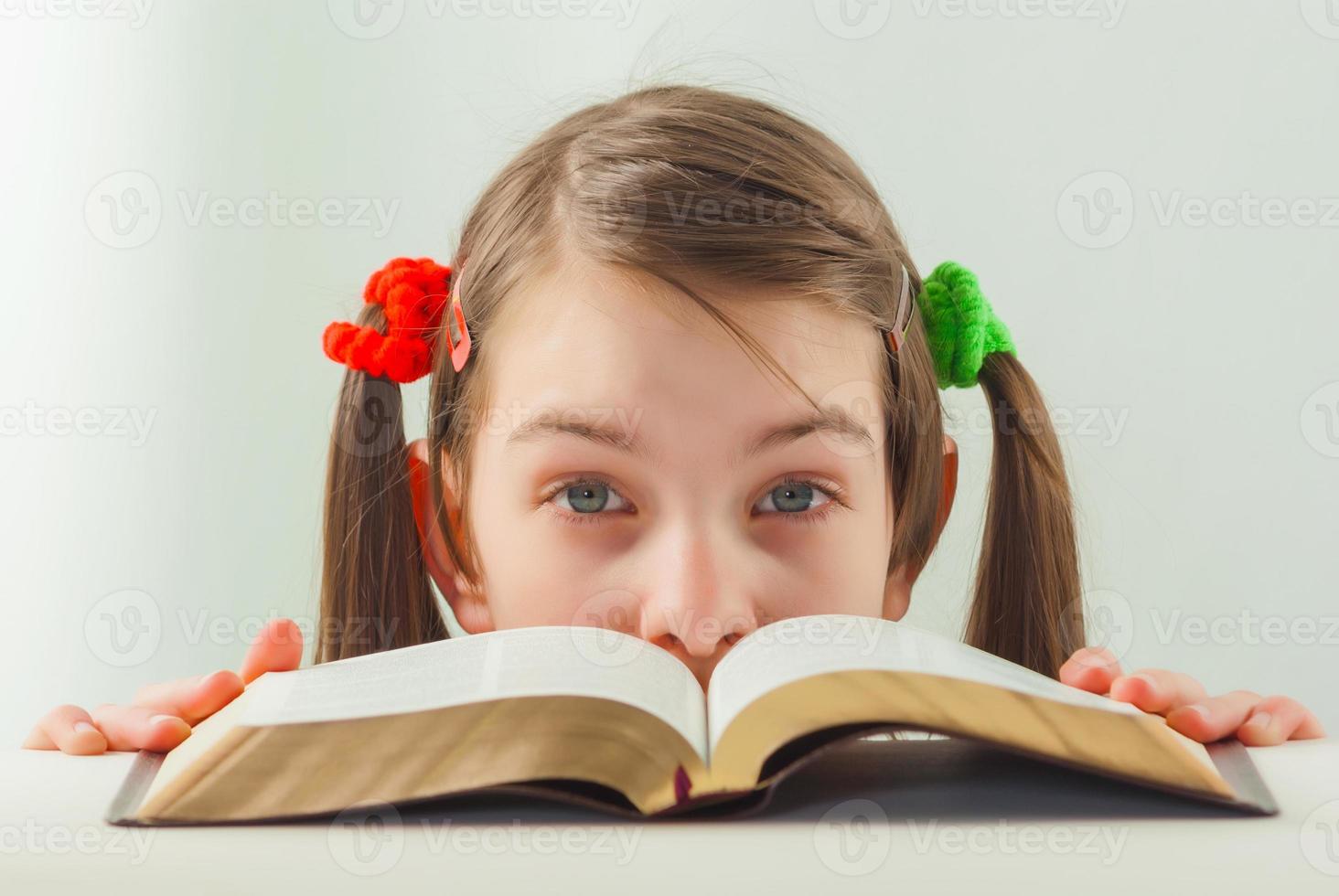 adolescente surprise avec la bible photo