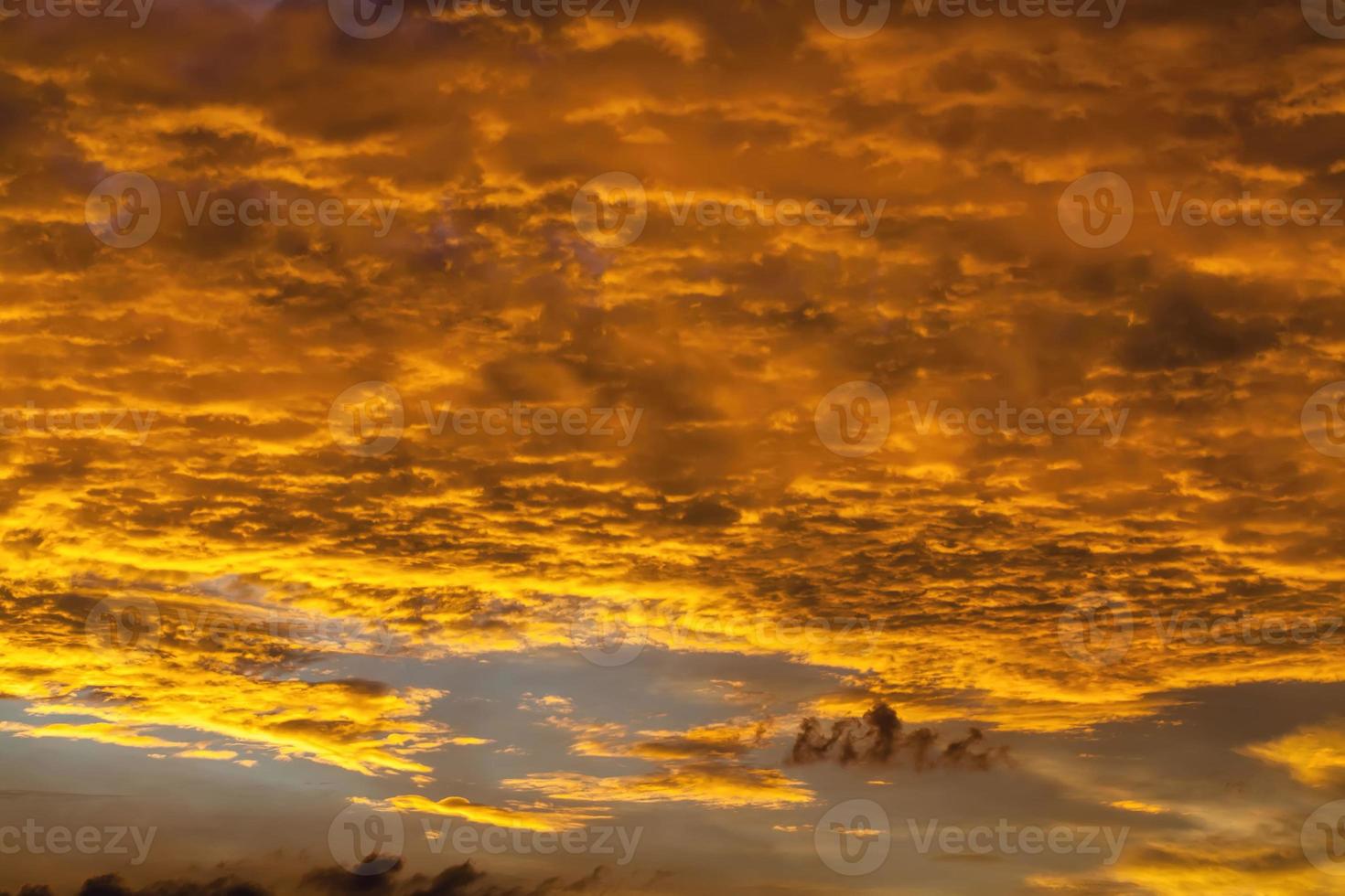 beau jaune brillant les nuages photo