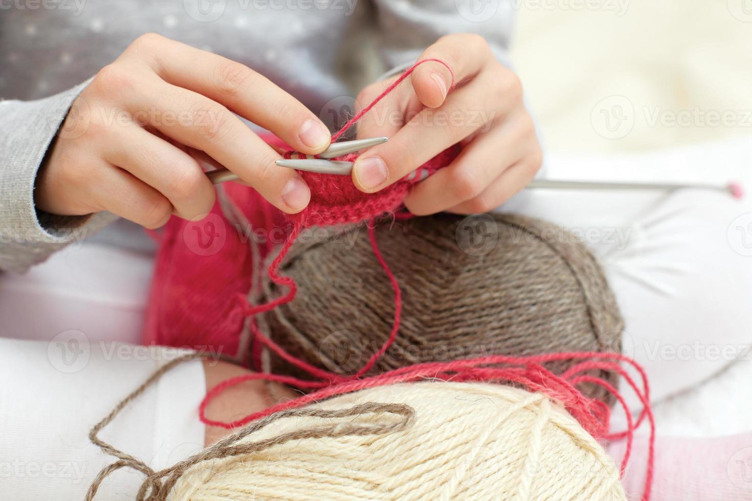 petit enfant apprend à tricoter. style de vie - enfance photo