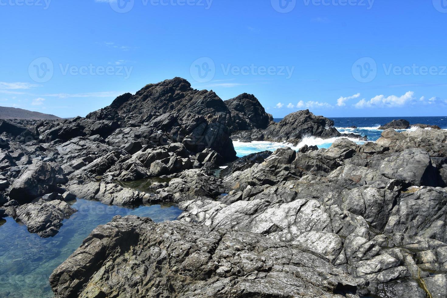 bassins de marée se formant parmi les rochers d'aruba photo