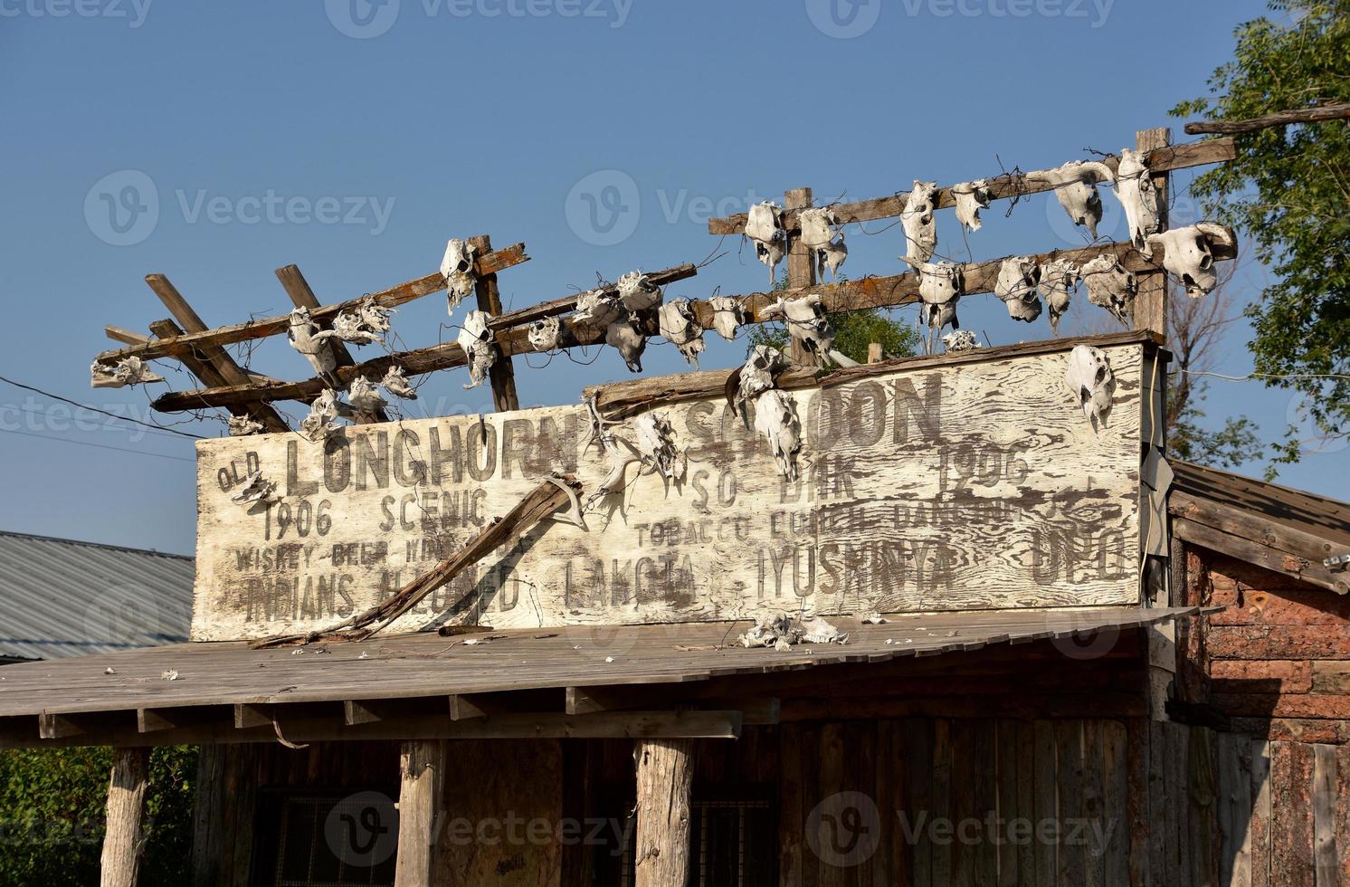 Signe de longhorn délavé avec des crânes dans une ville fantôme photo