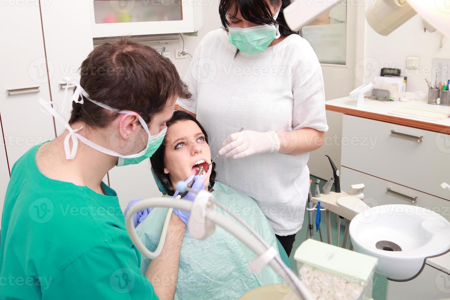 dentistes examinant les dents photo