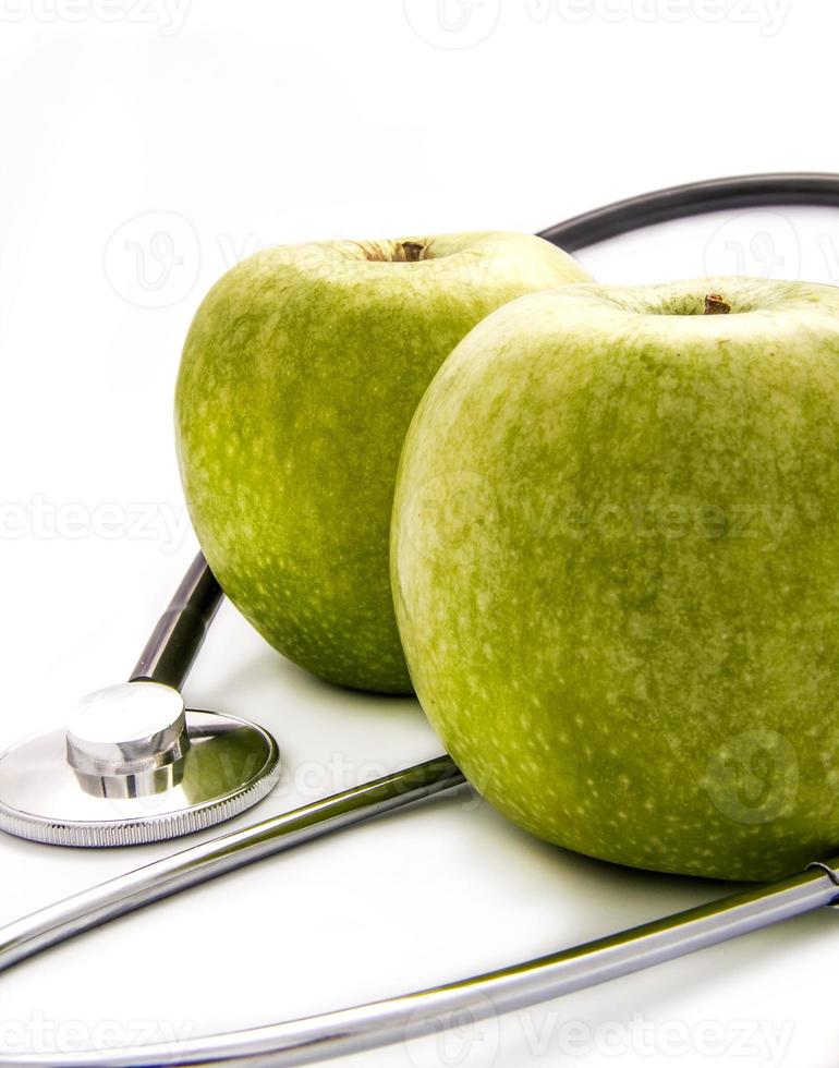 deux pommes et stéthoscope photo