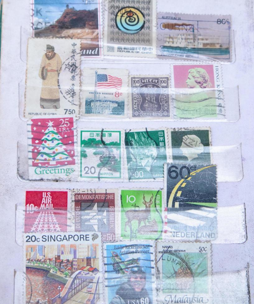 sidoarjo, jawa timur, indonésie, 2022 - photos en gros plan de timbres de la vieille école de divers pays emballés dans des livres