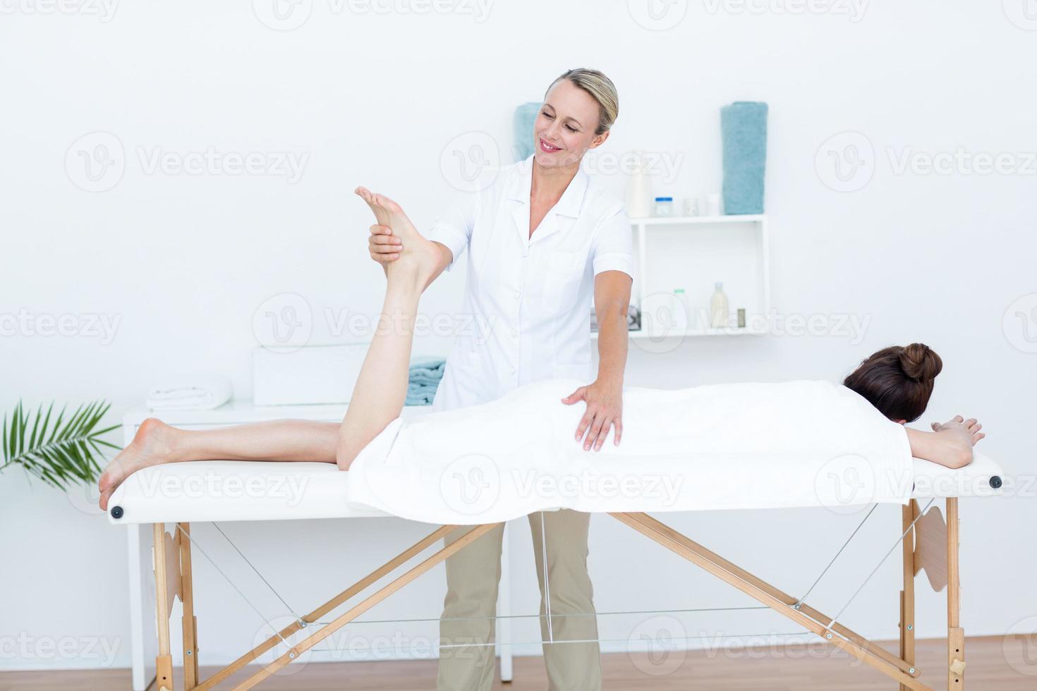 physiothérapeute faisant le massage des jambes photo