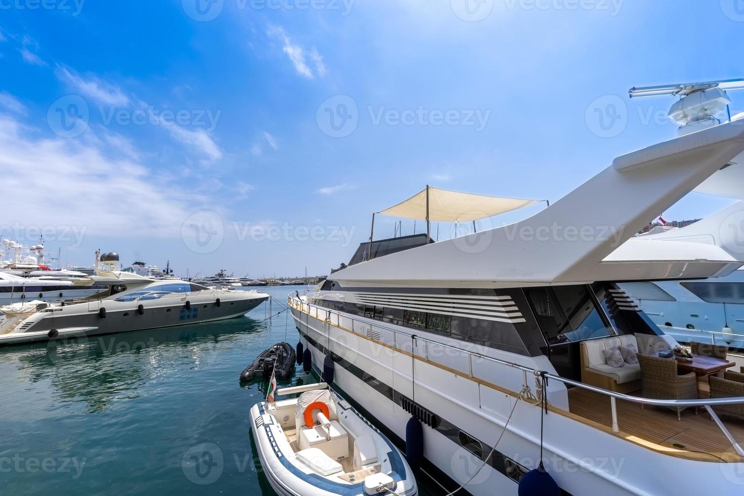 france, cote d'azur, port de plaisance de monte carlo avec yachts de luxe et voitures dans la baie de monaco photo