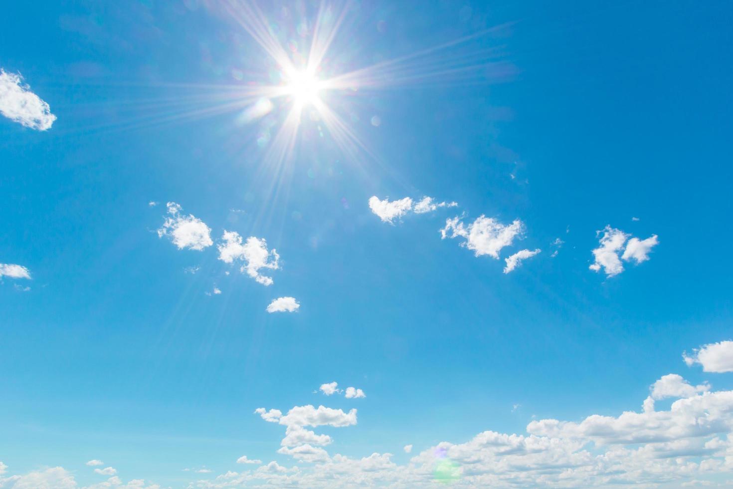 fond abstrait naturel de ciel bleu vif et de nuages blancs moelleux sur un soleil, allumez une fusée éclairante et du soleil. photo