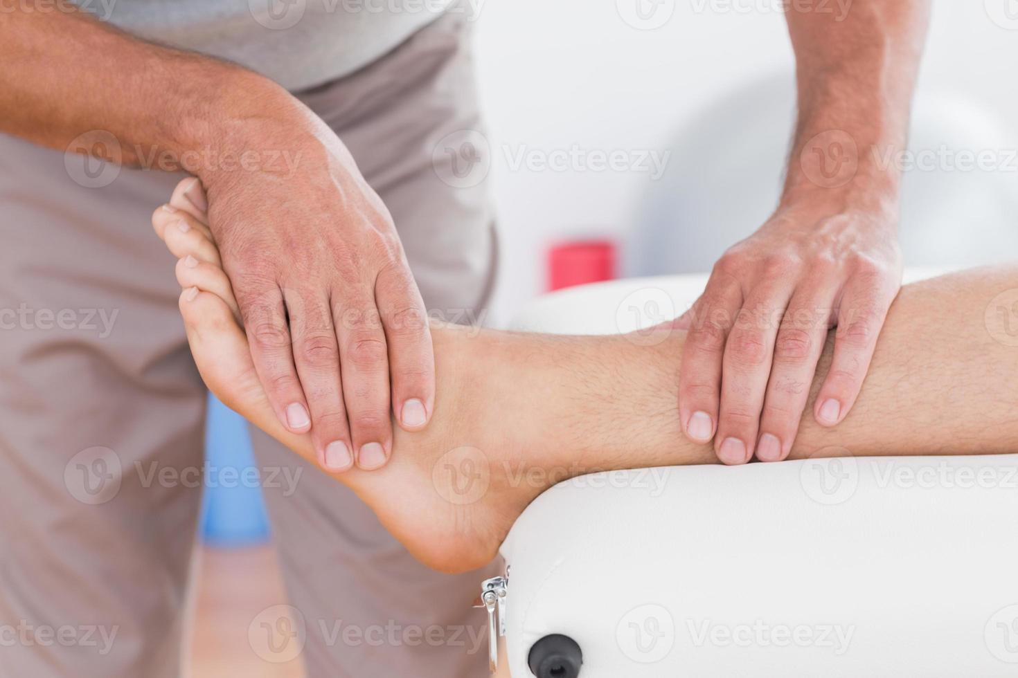 homme ayant un massage des jambes photo