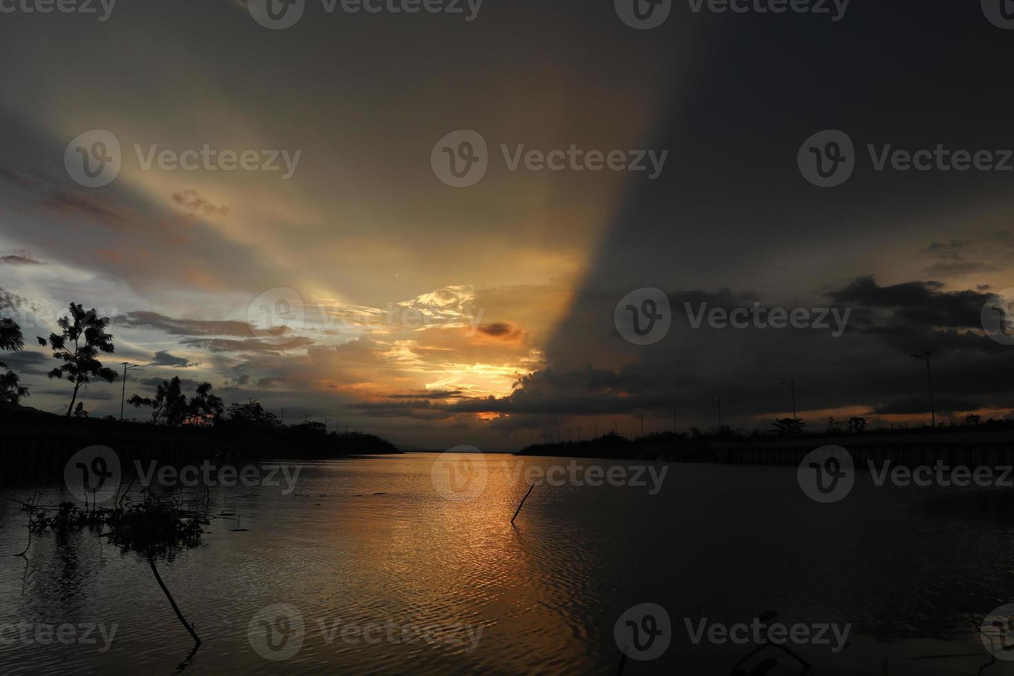 ciel dramatique coloré avec des nuages au coucher du soleil. coucher de soleil dans le lac photo