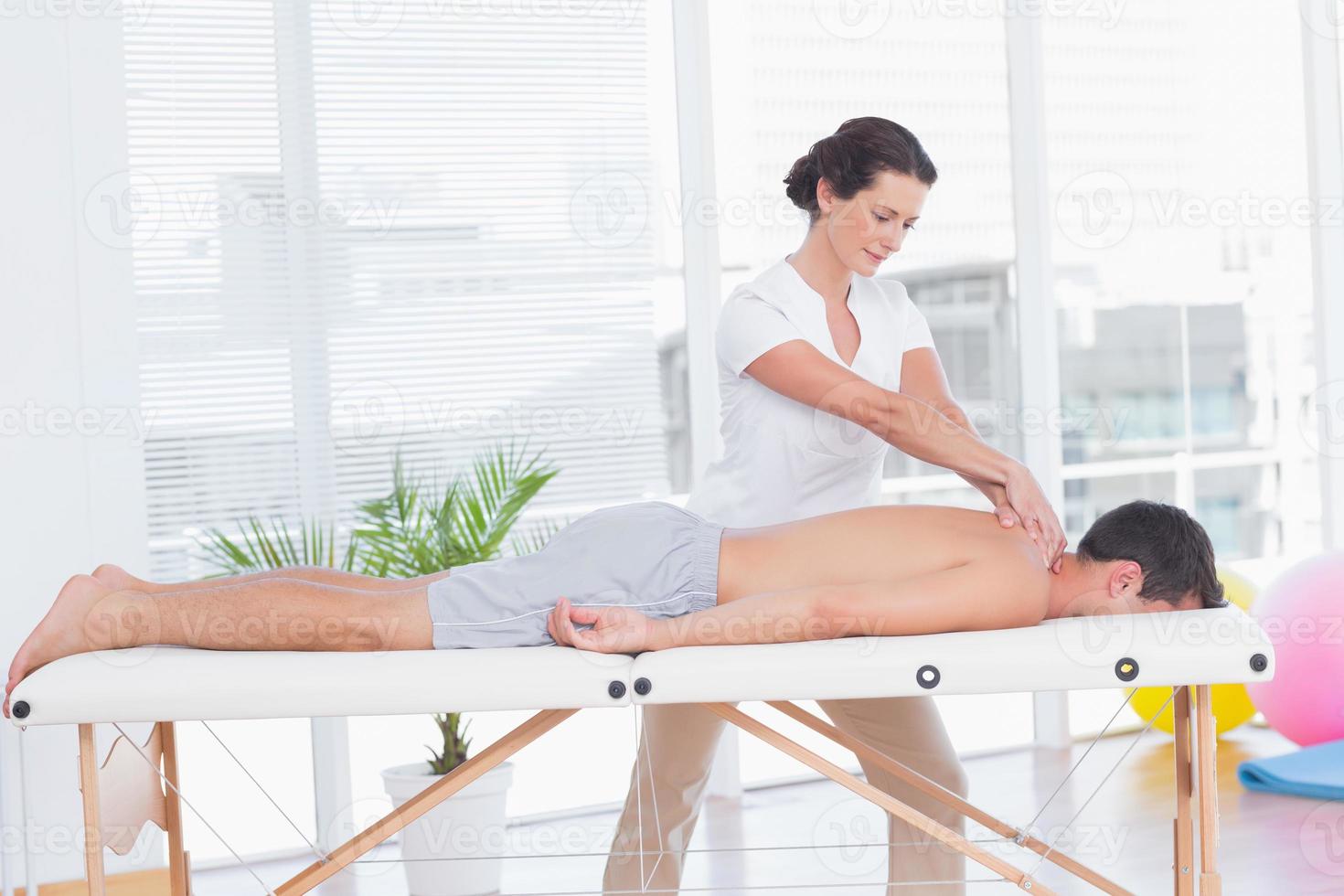 physiothérapeute faisant le massage du cou photo