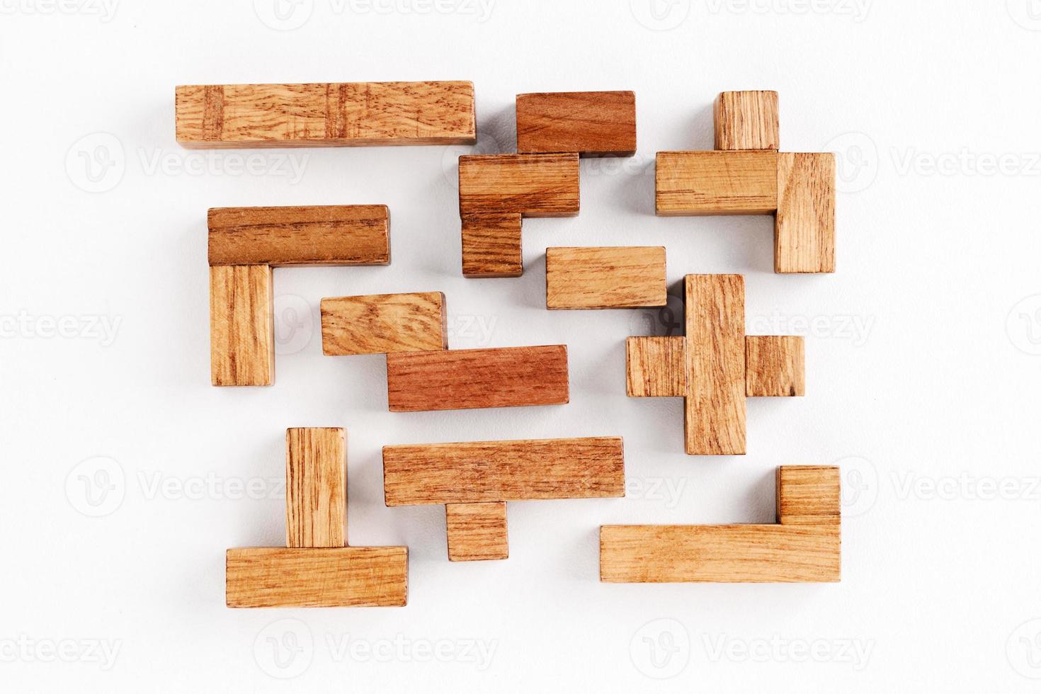 Différentes formes de blocs de bois sur fond blanc photo