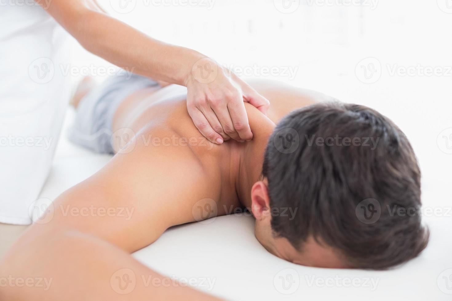 physiothérapeute faisant un massage des épaules à son patient photo