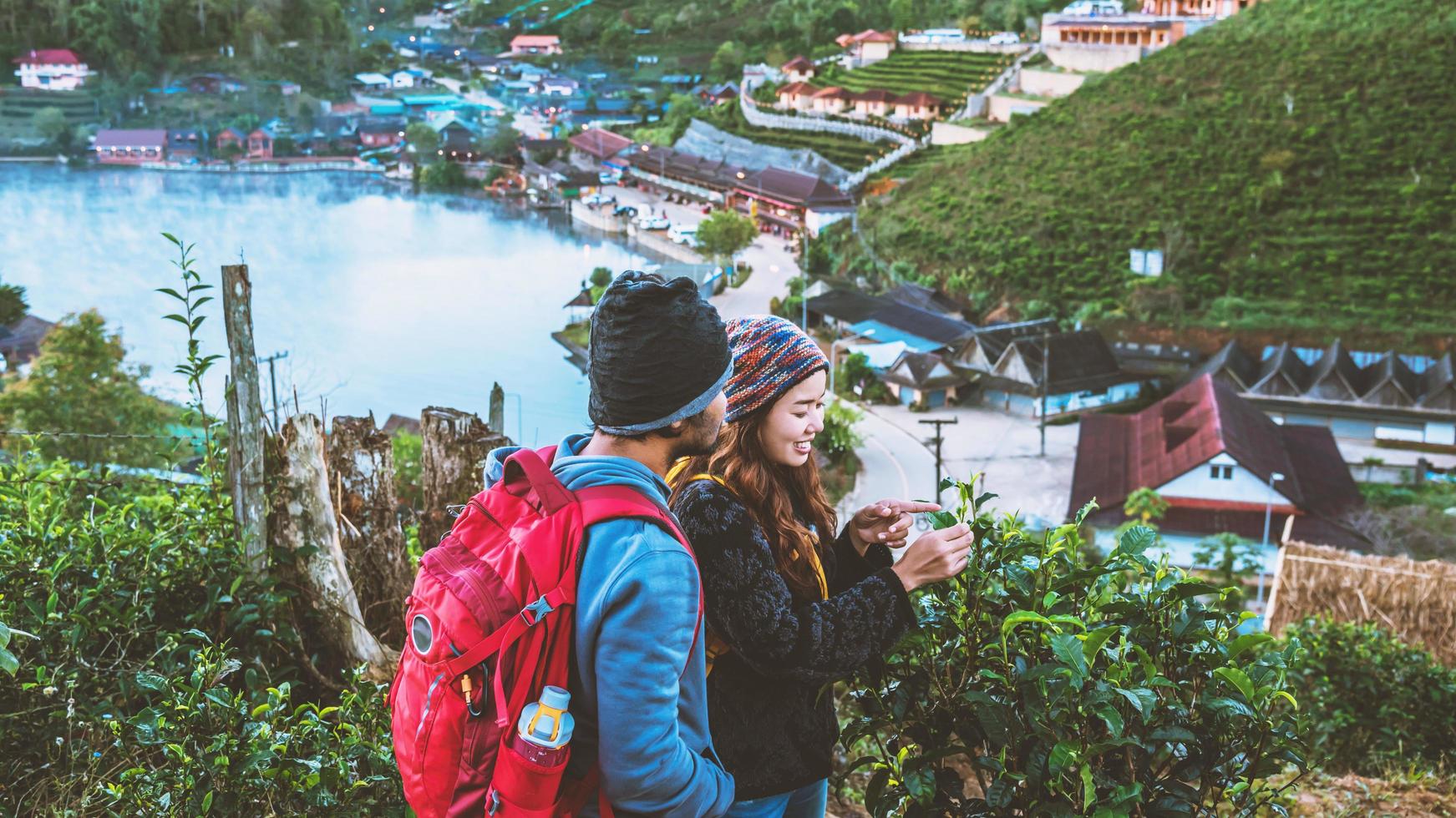 couple asiatique voyageant ensemble sur la montagne dans la campagne du village thaïlandais de ban rak. voyages, camping en hiver, détente en plein air, couples romantiques. photo