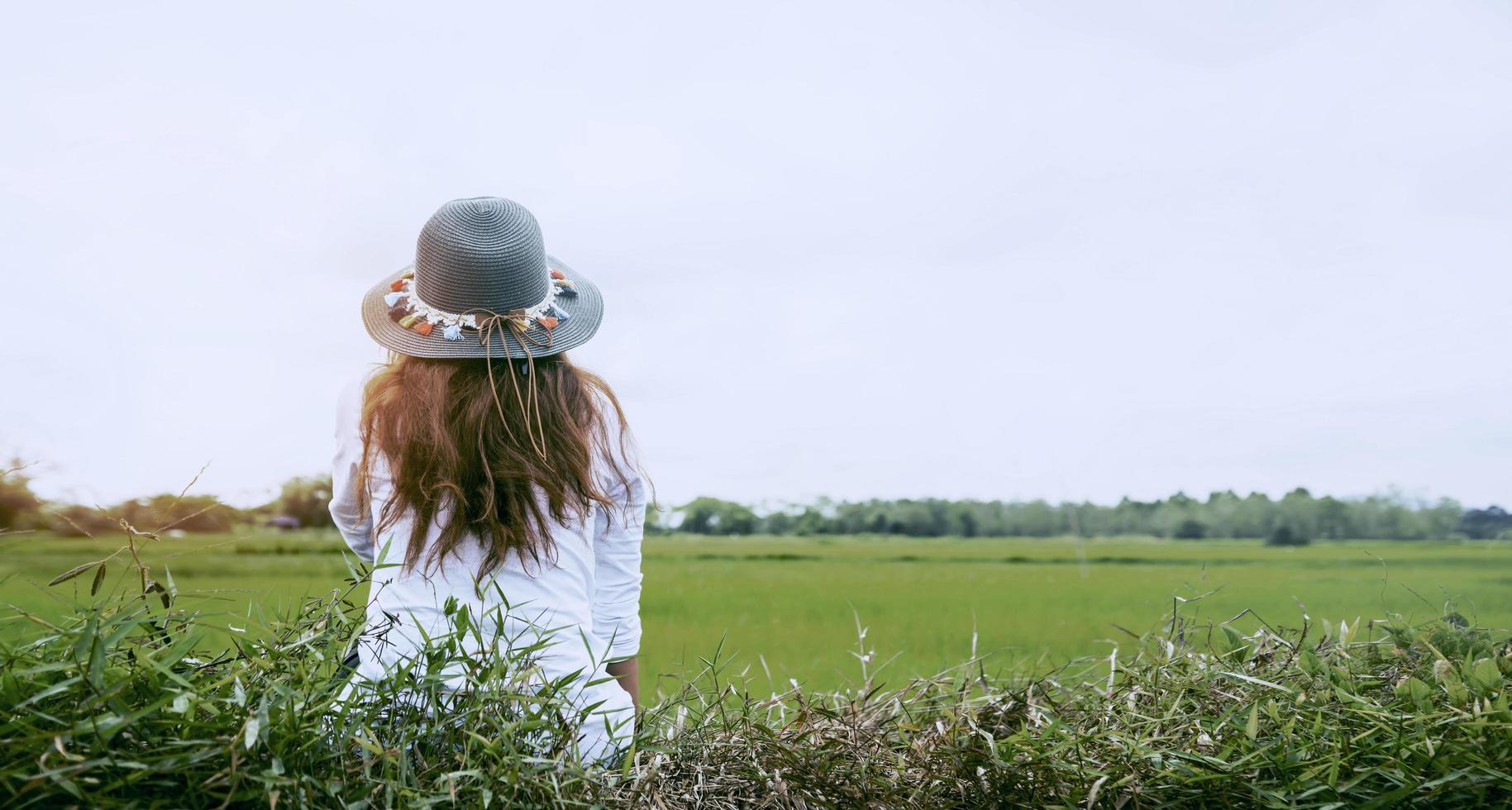 les femmes asiatiques voyagent se détendent pendant les vacances. sur un vert pâturage. photo