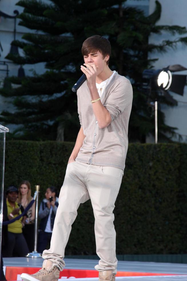 los angeles, jan 26 - justin bieber prend la parole lors de la cérémonie de l'empreinte de la main et de l'empreinte immortalisée de michael jackson au graumans chinese theatre le 26 janvier 2012 à los angeles, ca photo