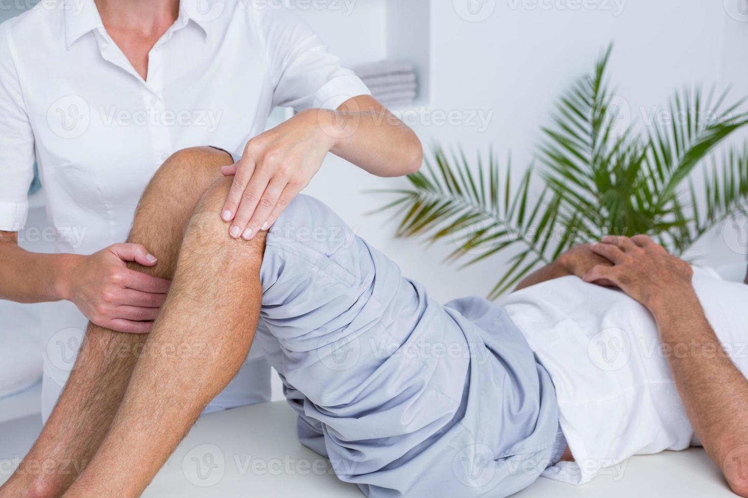 homme ayant un massage du genou photo