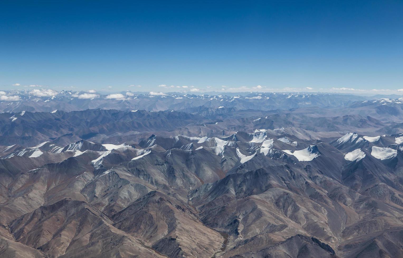 montagnes de l'Himalaya sous les nuages photo