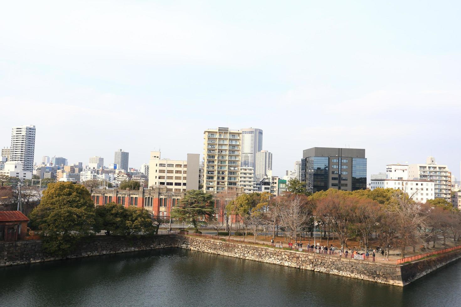 une large vue sur la ville d'osaka photo