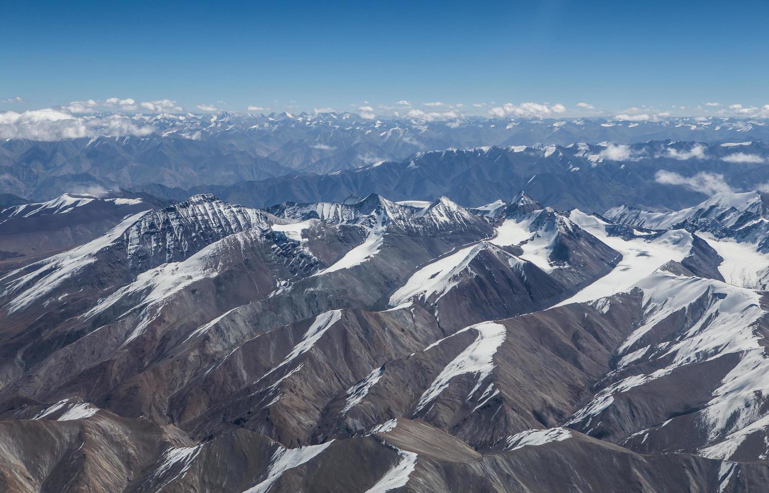 montagnes de l'Himalaya sous les nuages photo