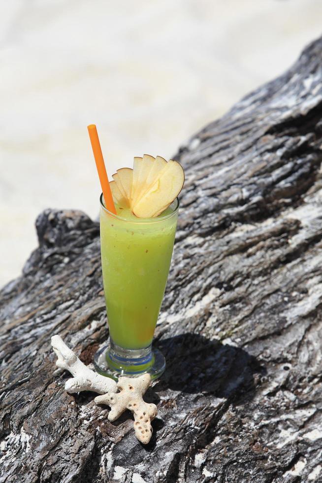 cocktail de fruits sur la plage d'une île tropicale photo