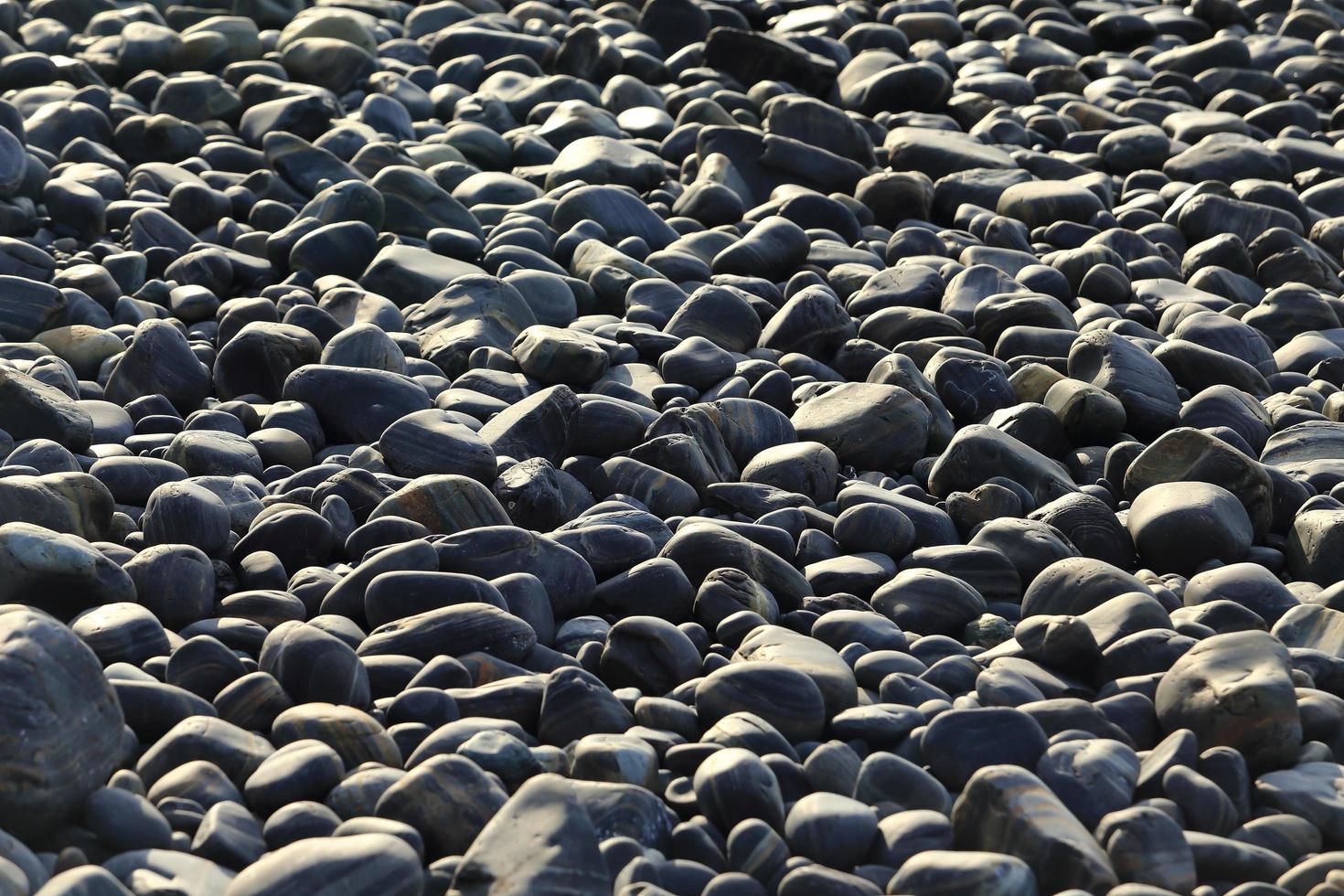 cailloux colorés touchant la vague photo