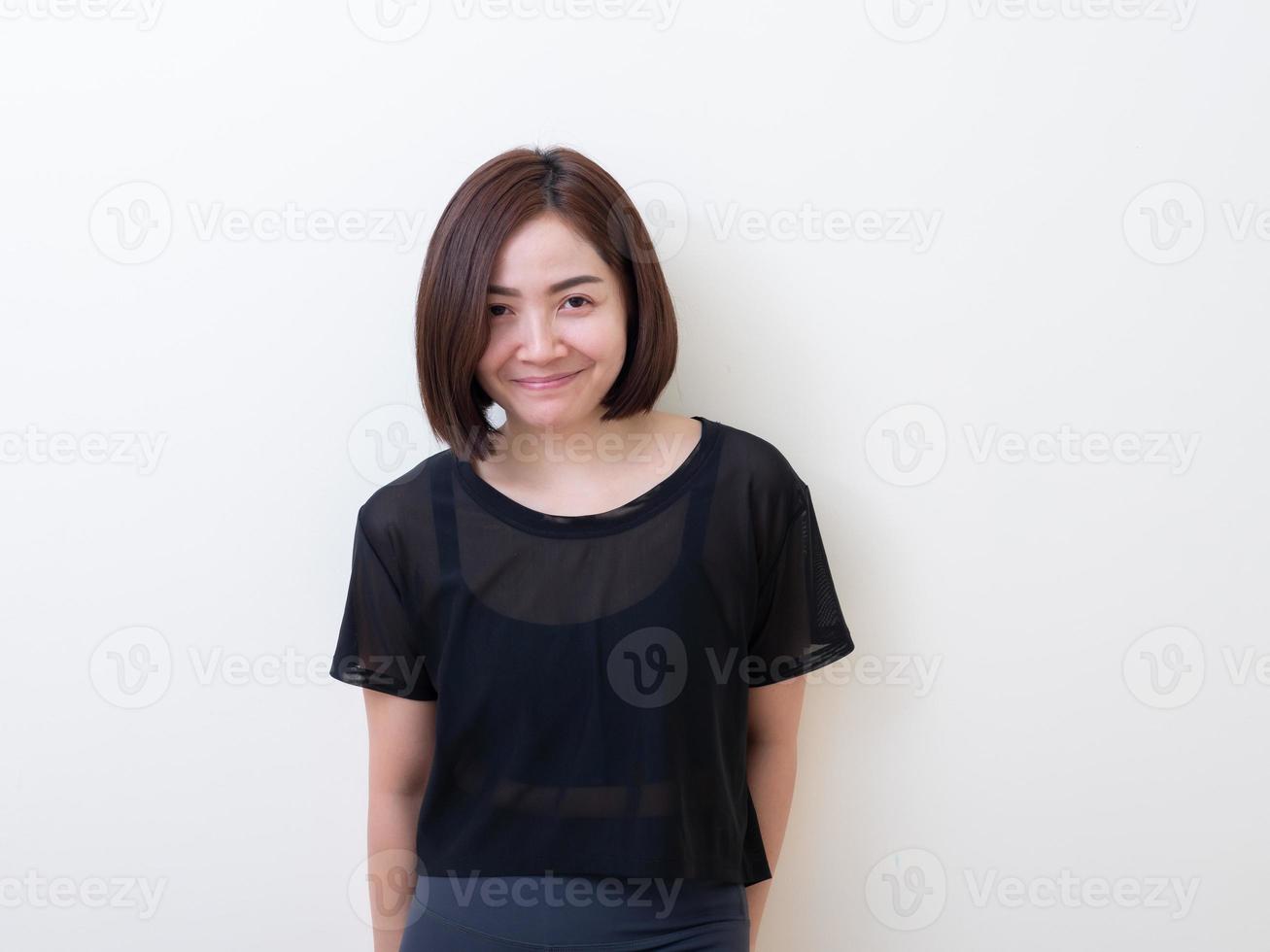 portrait de la belle jeune femme asiatique bonheur debout photo