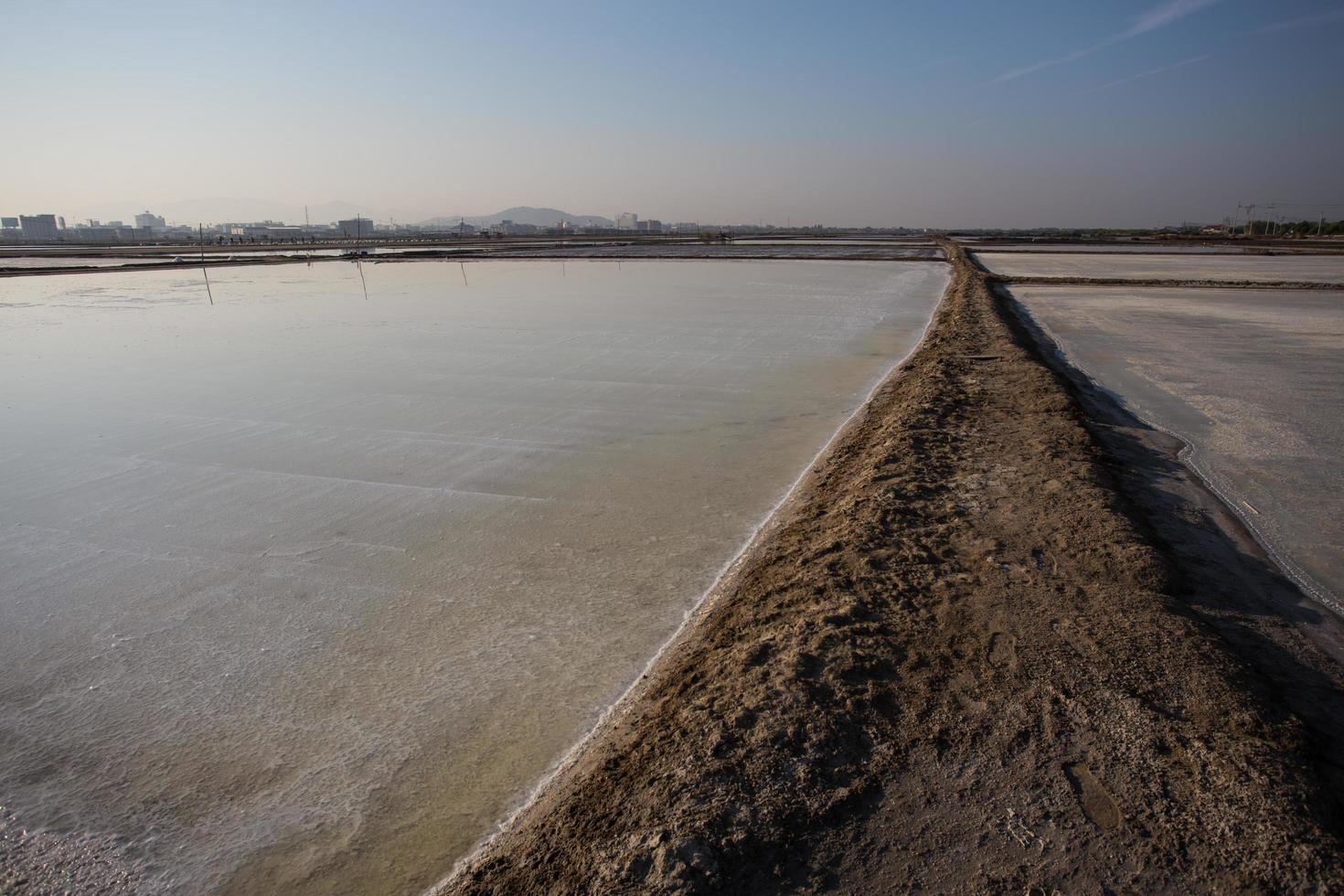 naklua masse de sel dans une ferme salée en bord de mer photo