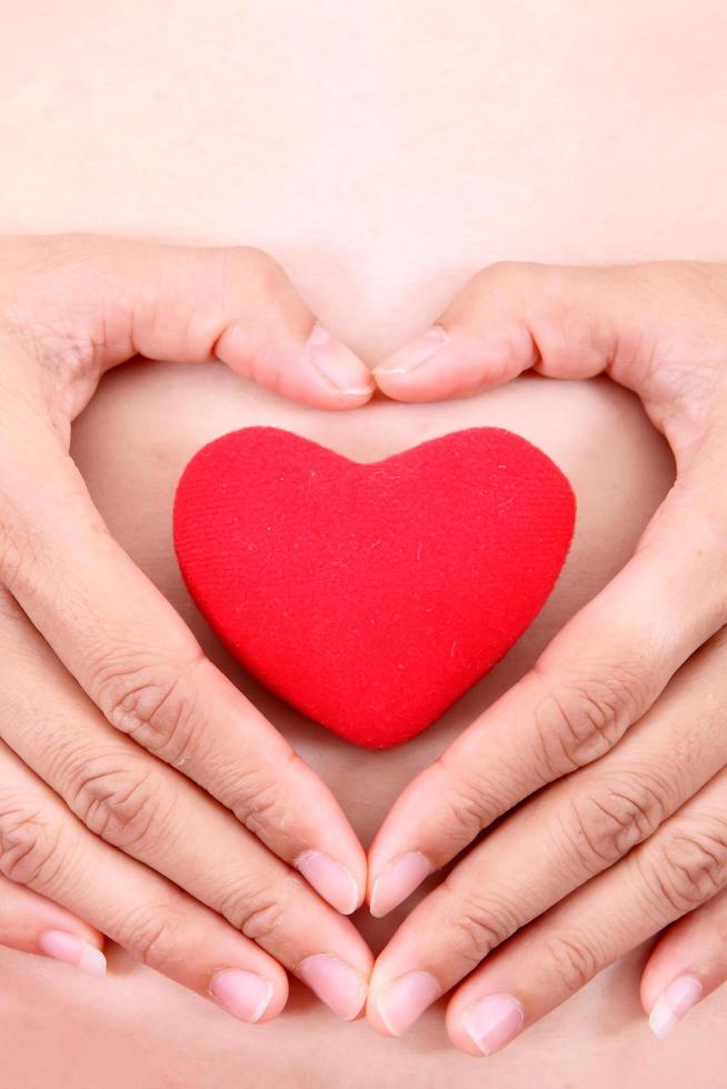 mains féminines avec coeur rouge photo