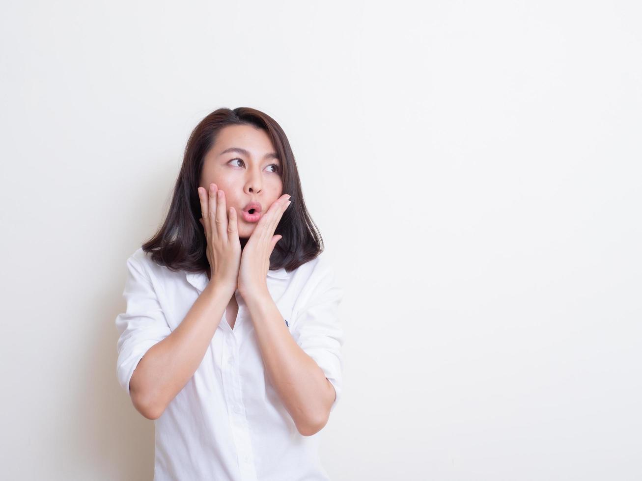 portrait de jeune femme asiatique debout et souriant photo