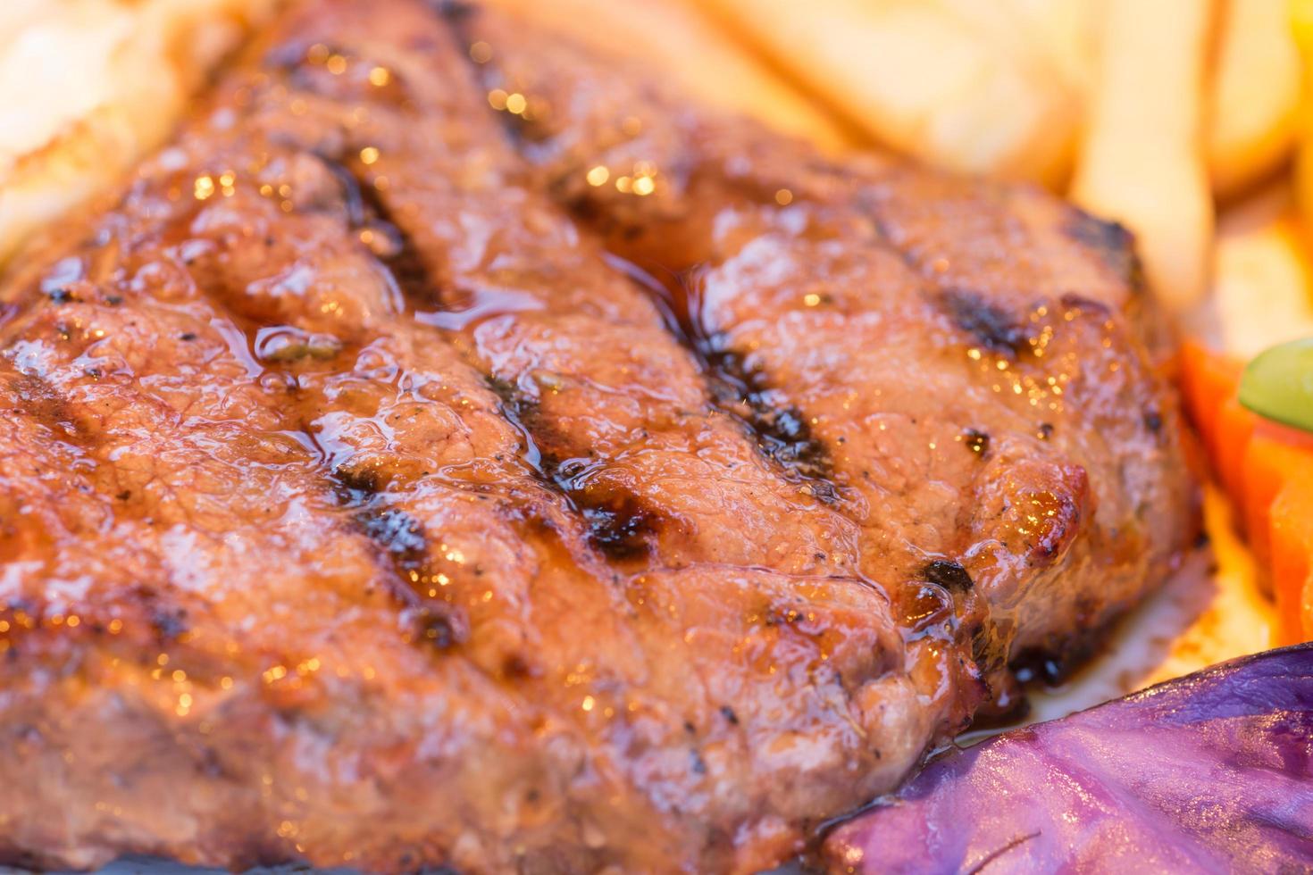 steaks grillés, pommes de terre et salade de légumes photo