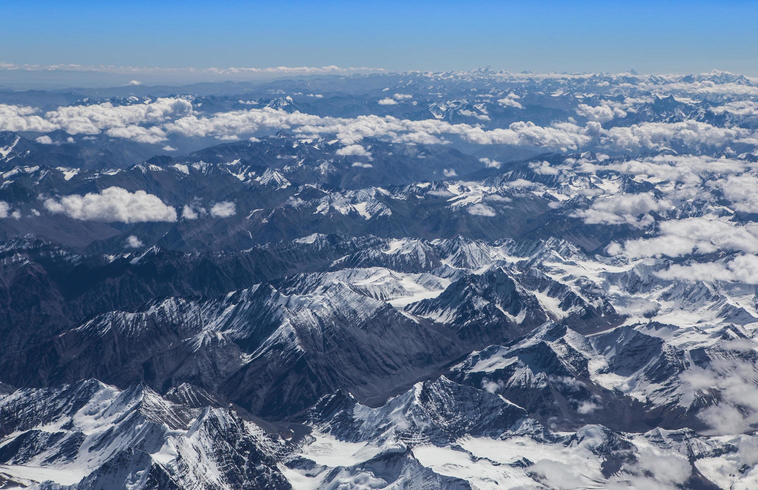 montagnes de l'Himalaya sous les nuages photo