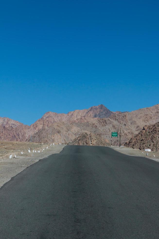 route de haute altitude dans les montagnes photo