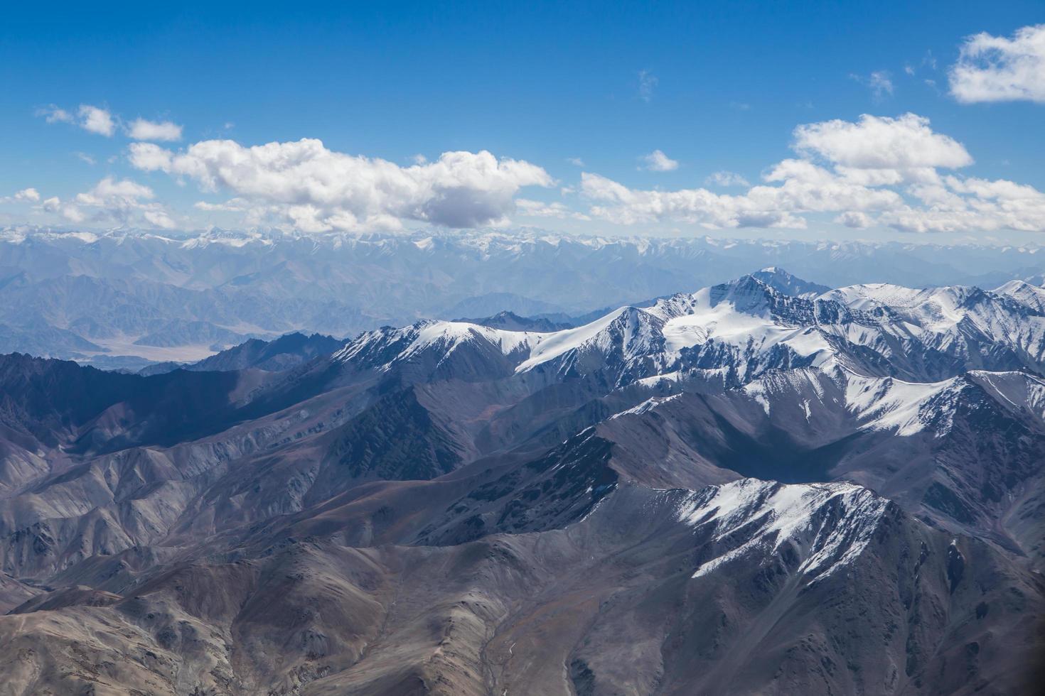 montagnes de l'Himalaya sous les nuages photo