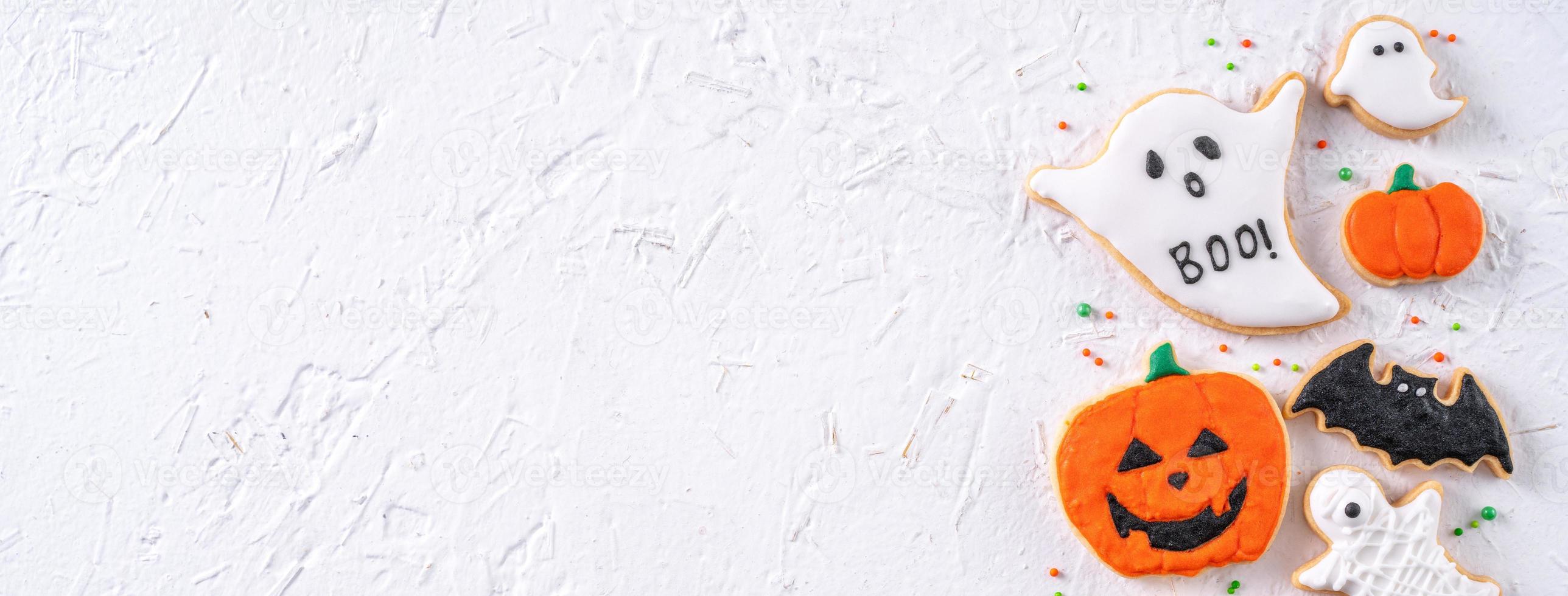 vue de dessus des biscuits au sucre glace décorés de fête d'halloween sur fond blanc. photo