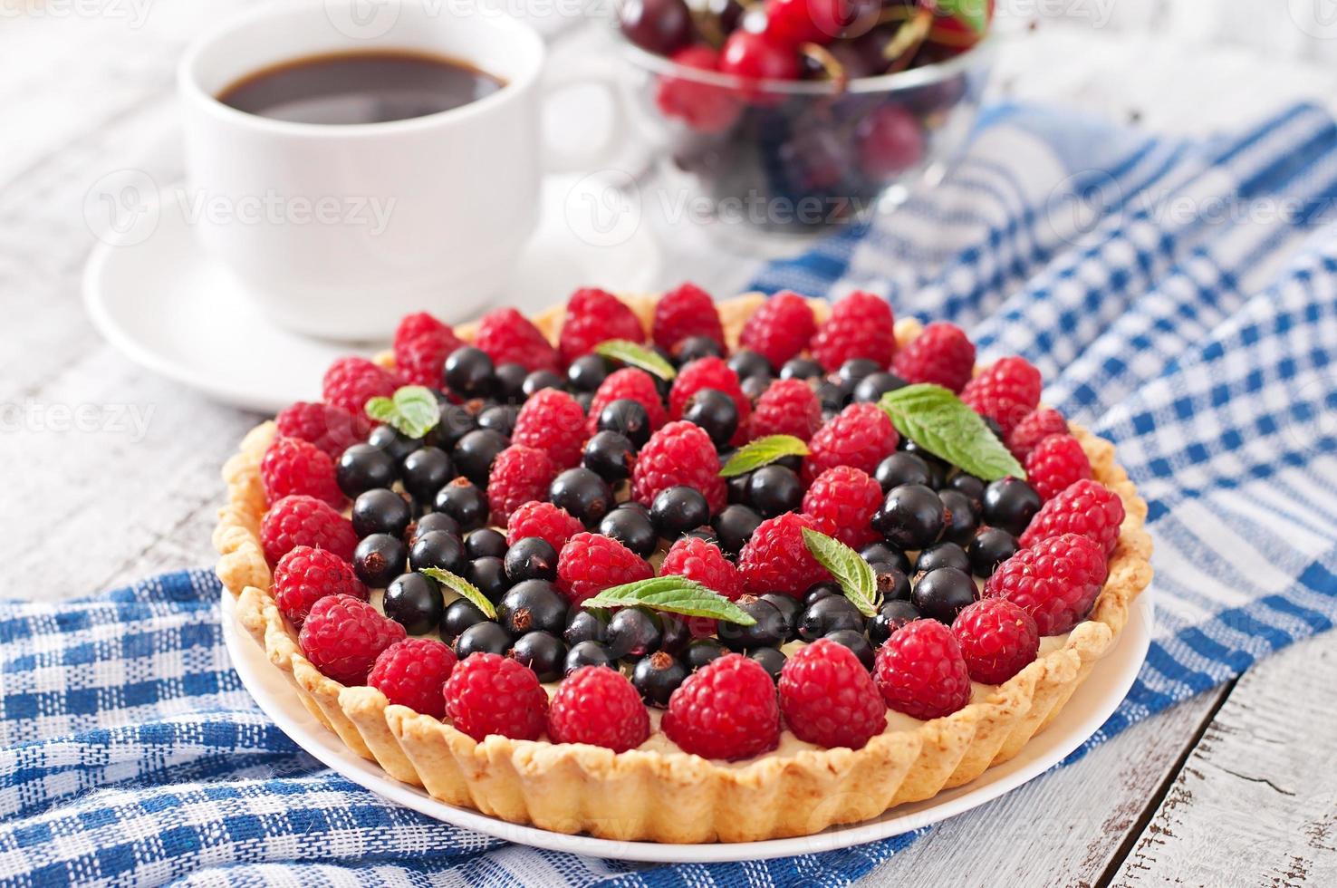 tarte aux fruits rouges et crème pâtissière photo