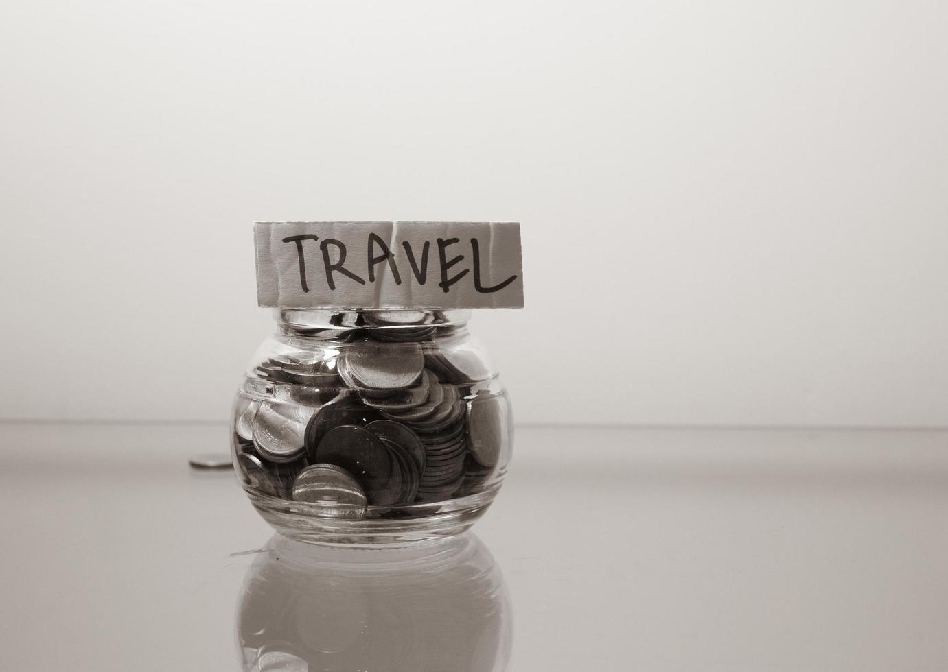 pot d'argent avec des pièces d'épargne pour le concept de voyage photo