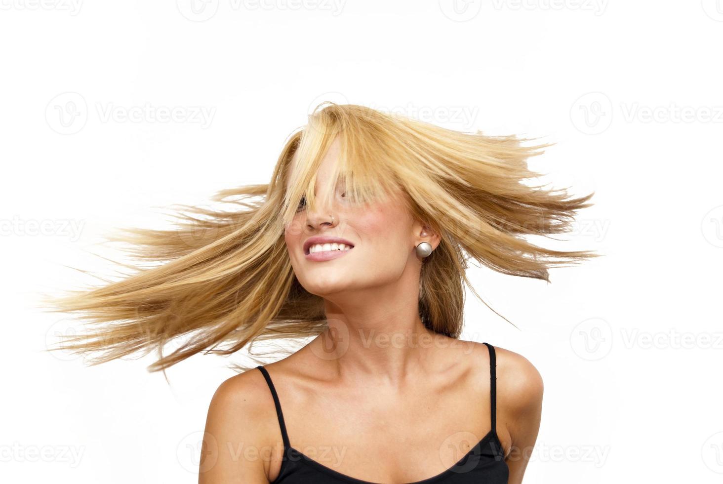 belle femme blonde secouant ses cheveux photo