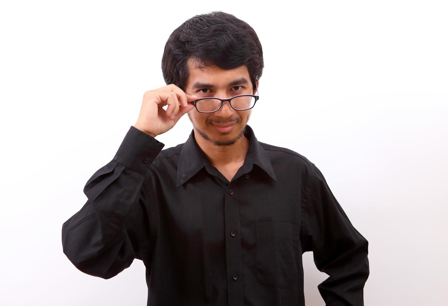 jeune homme à lunettes souriant photo