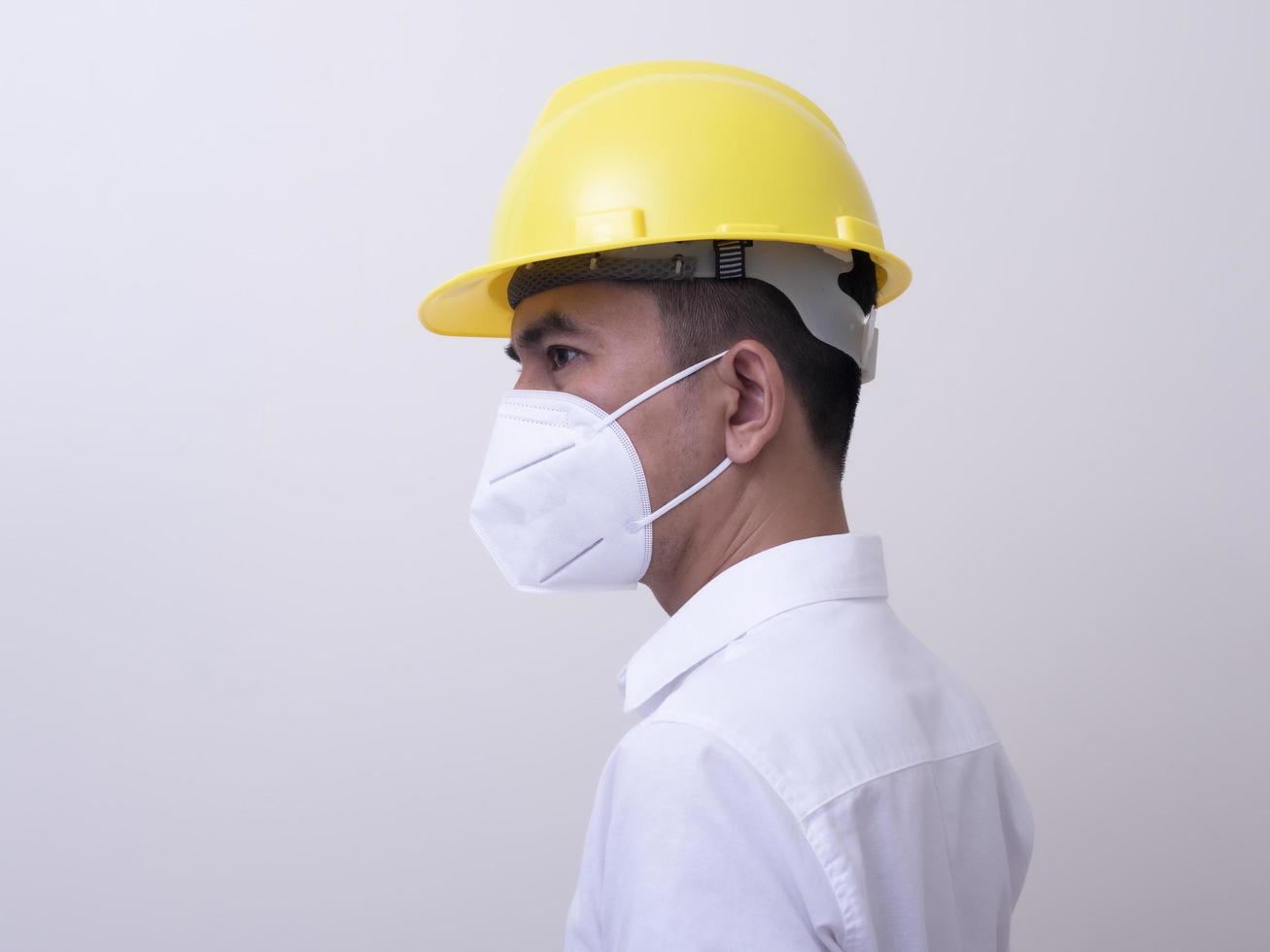 les travailleurs industriels asiatiques portent des casques jaunes, portent des masques de protection pour leur santé photo