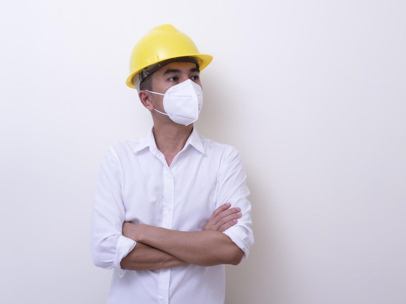 les travailleurs industriels asiatiques portent des casques jaunes, portent des masques de protection pour leur santé photo