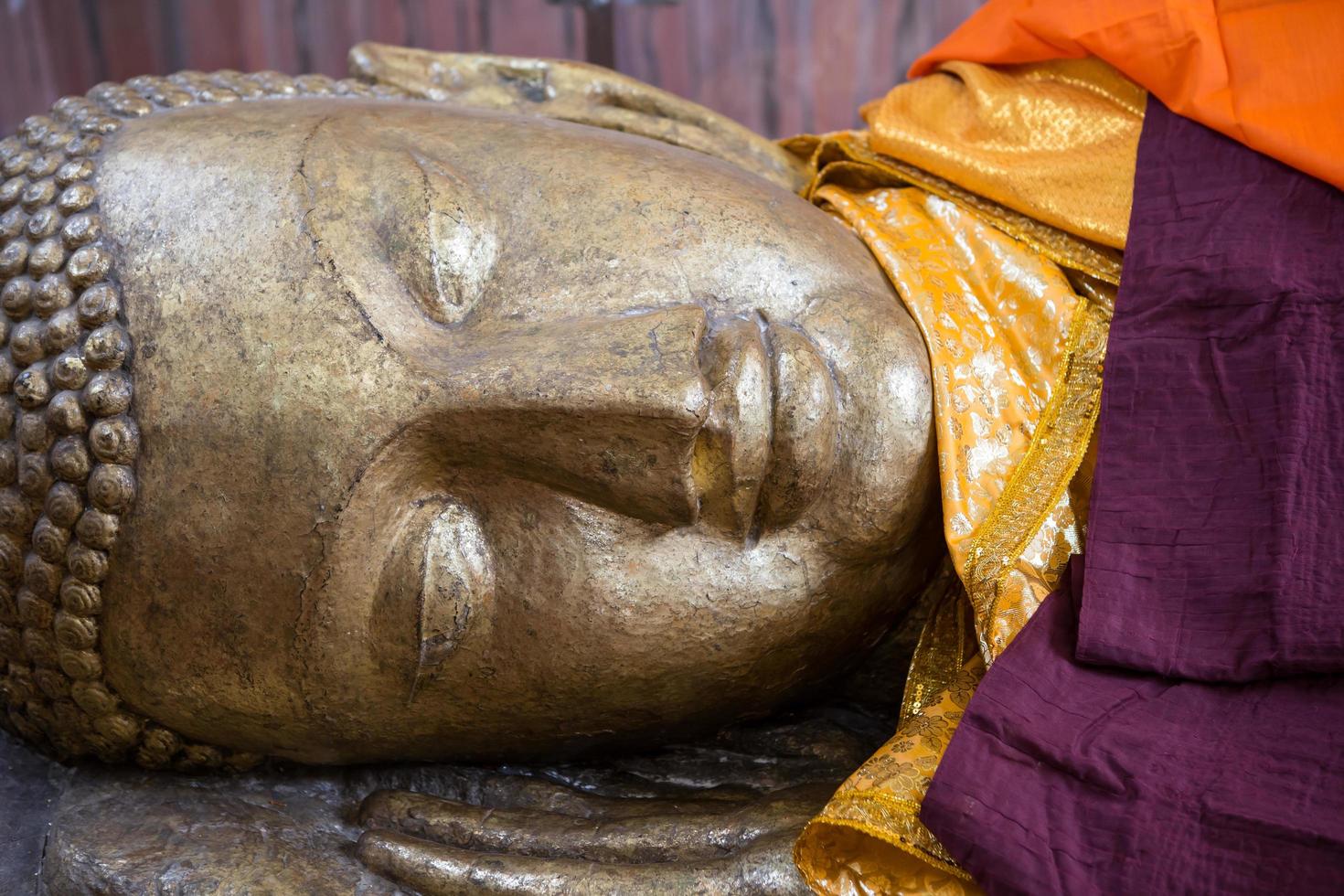 statue de bouddha couché en or photo