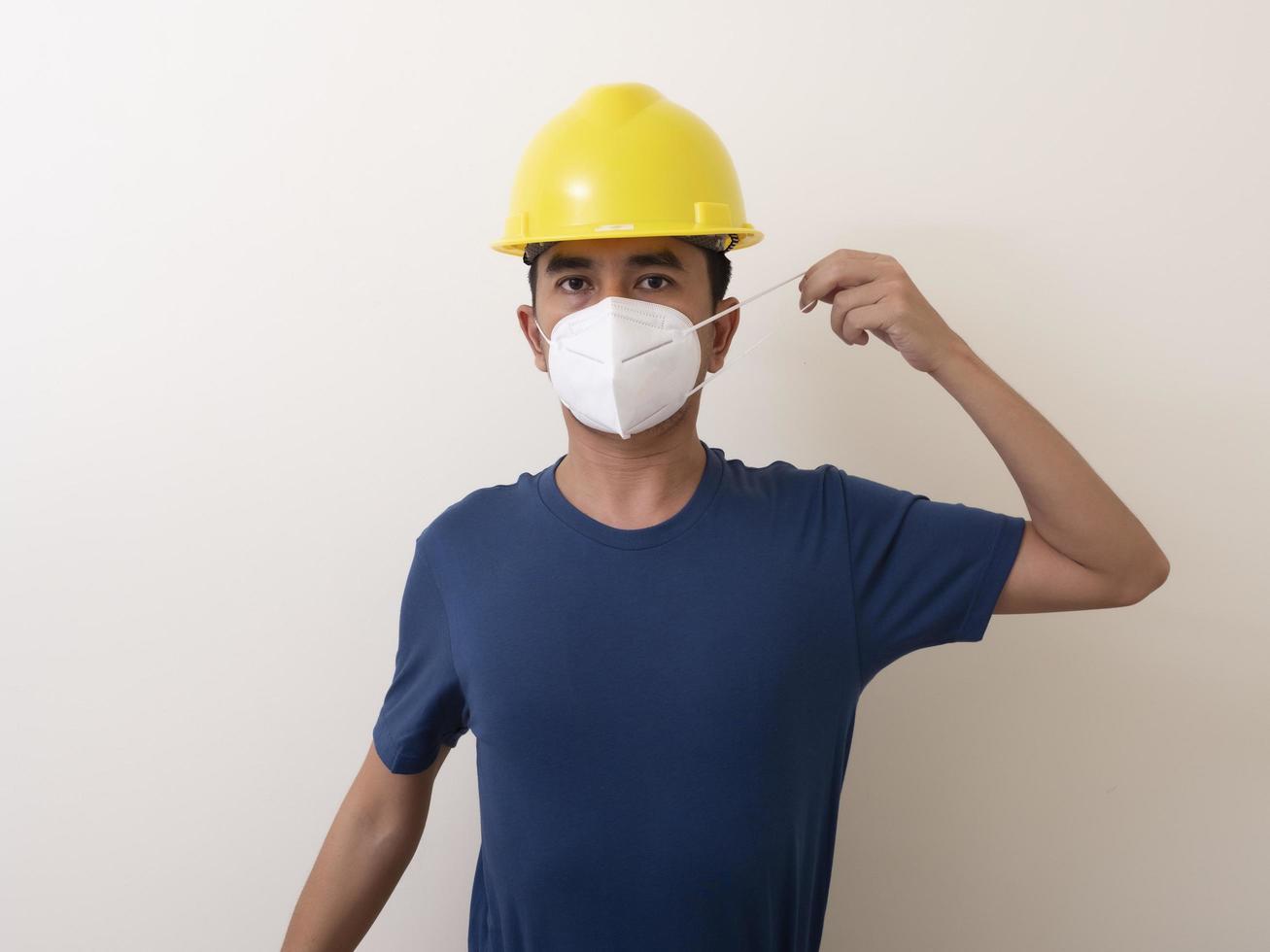 les travailleurs industriels asiatiques portent des casques jaunes, portent des masques de protection pour leur santé photo