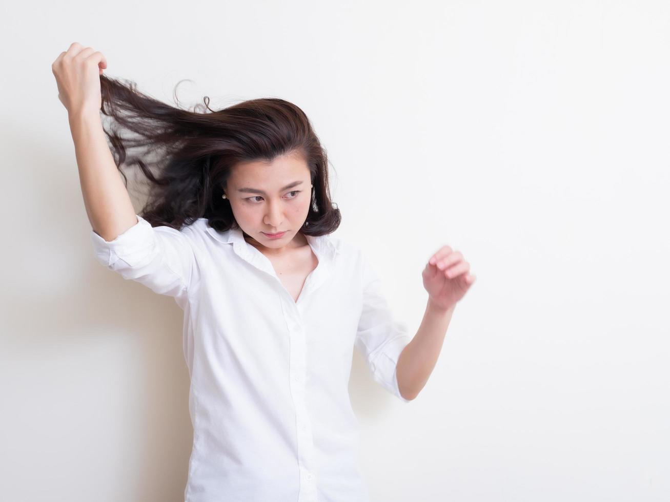 portrait de jeune femme asiatique debout et souriant photo