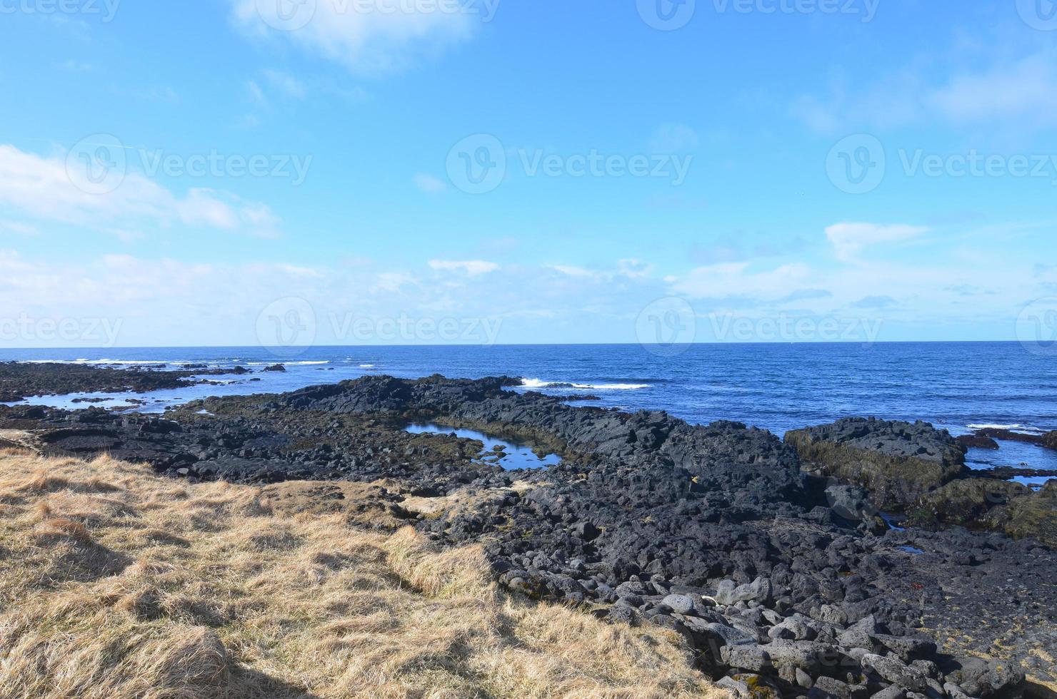 eaux bleues sereines de l'océan le long de la côte de l'islande photo