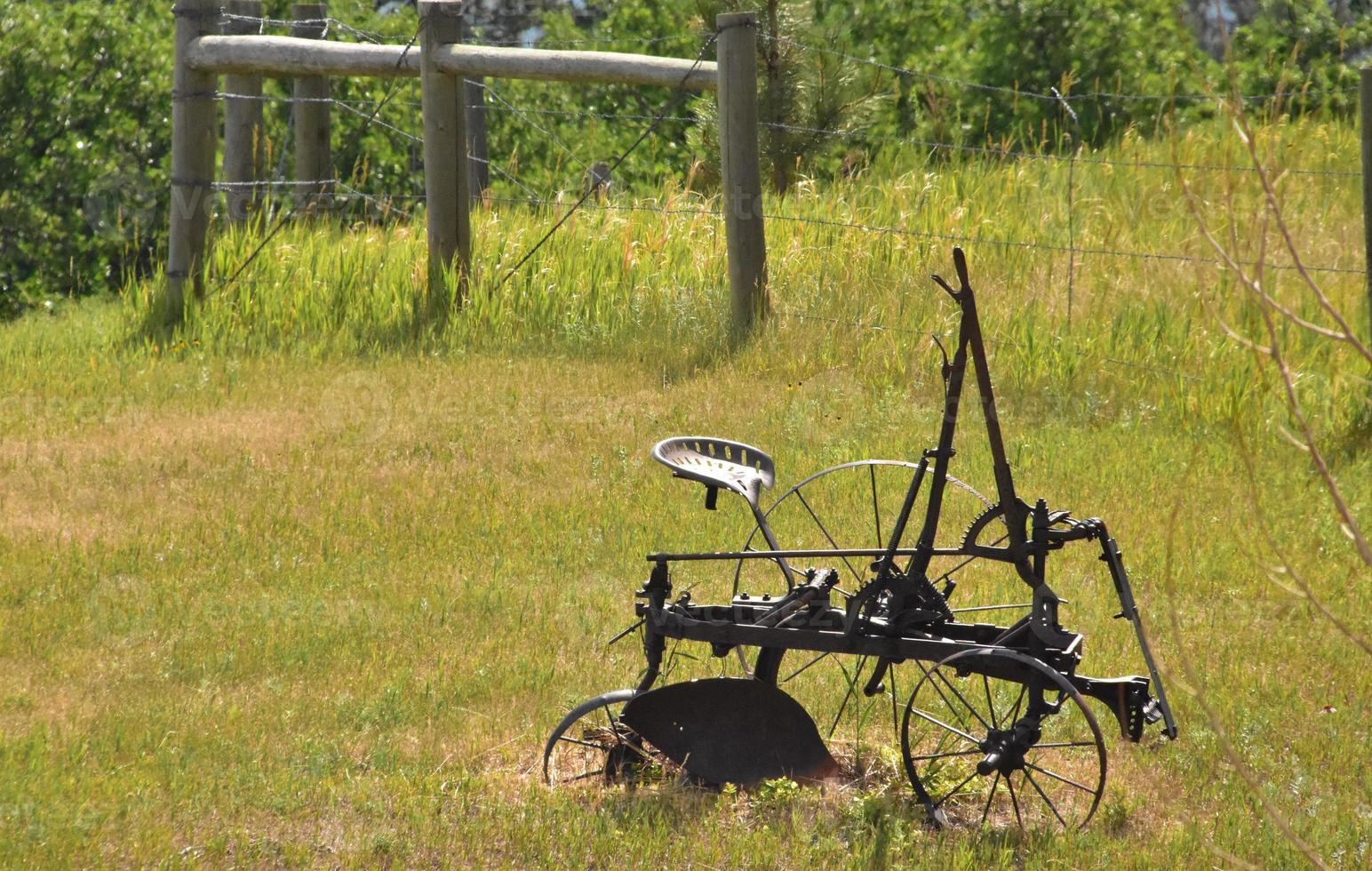 Vieille charrue rouillée dans un champ dans le Midwest photo