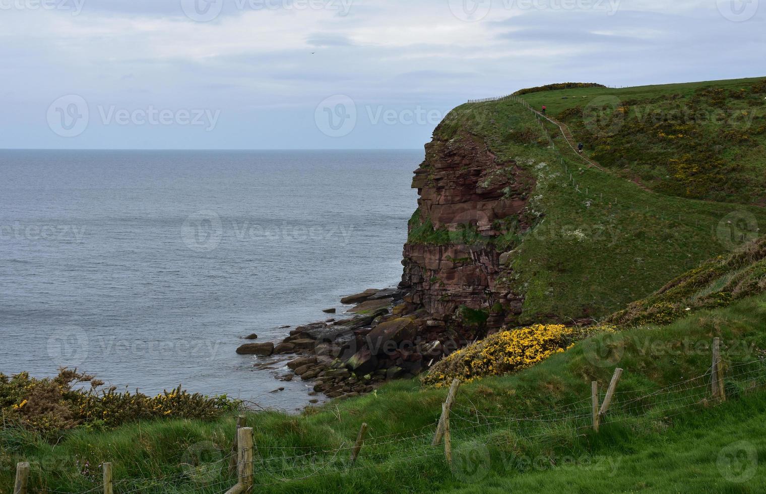 belles falaises de la mer rouge à st bees angleterre photo