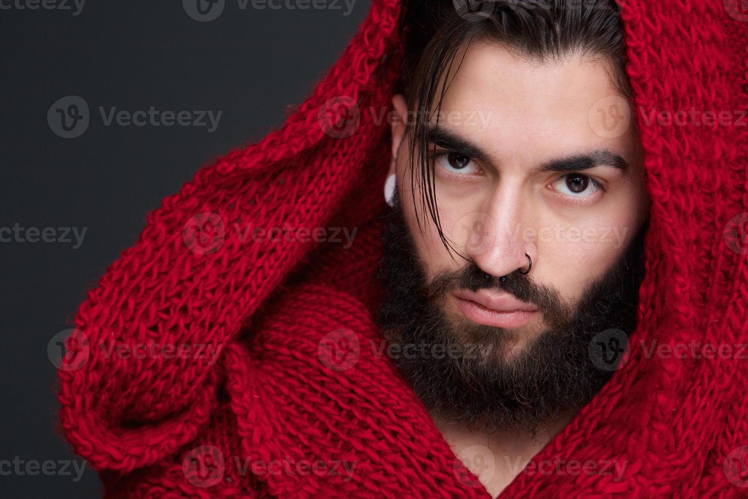 homme cool avec barbe et foulard rouge photo
