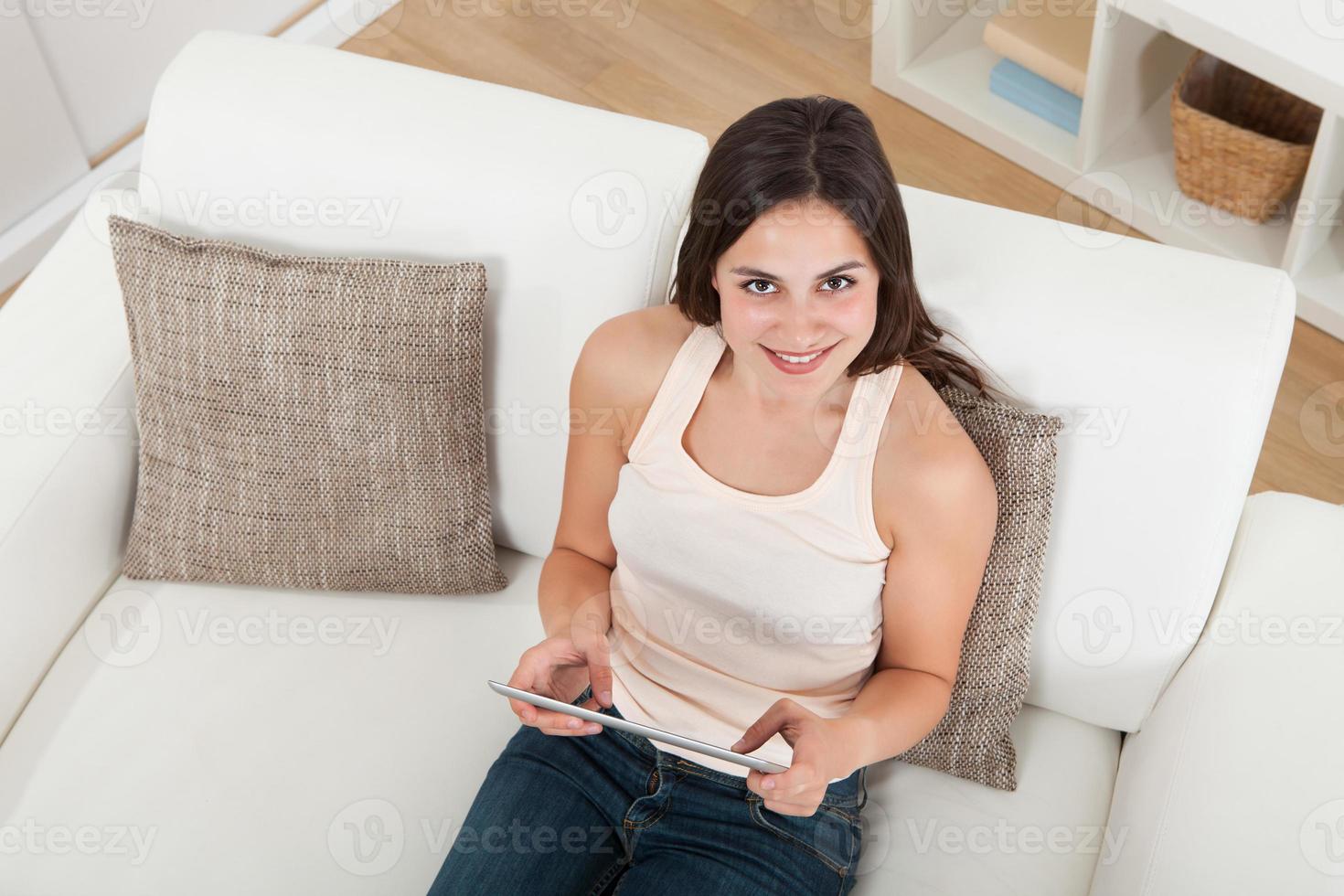 jeune femme, utilisation, tablette numérique, sur, sofa photo