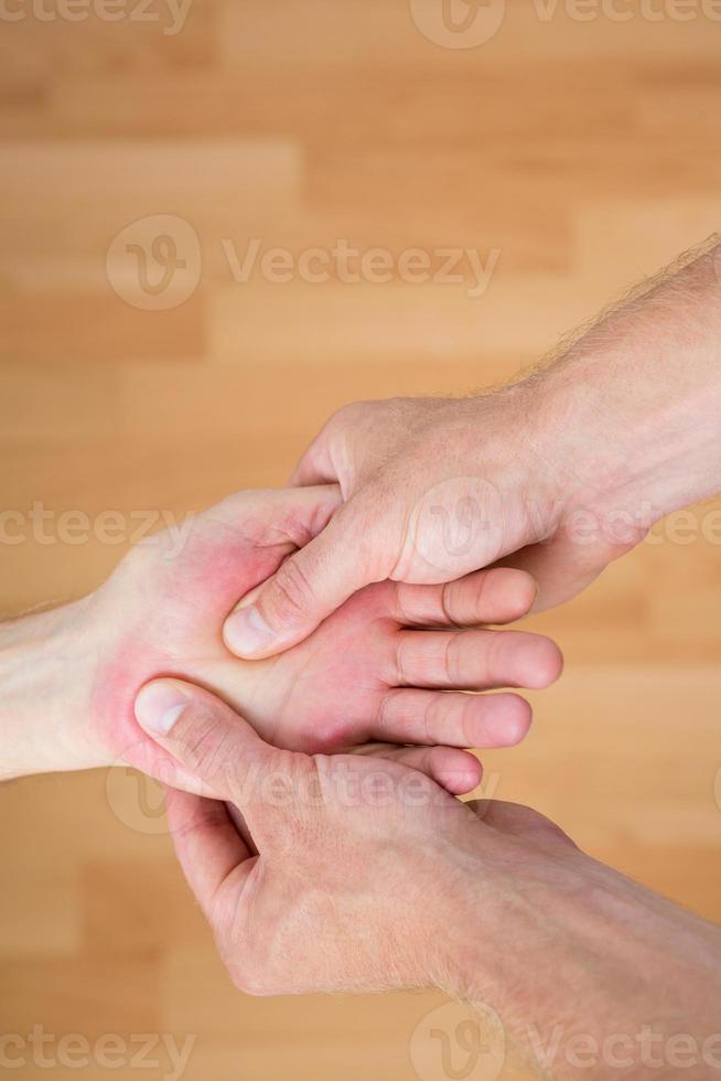 physiothérapeute faisant massage des mains photo
