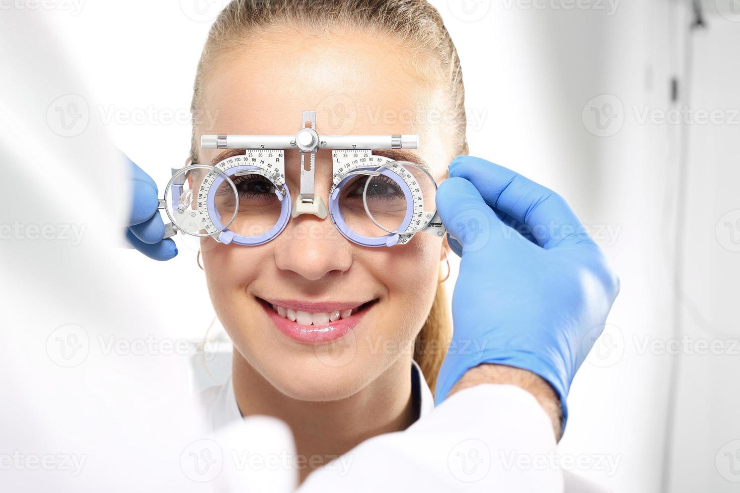 le patient chez un ophtalmologiste, sélection de lunettes photo